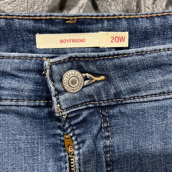 Levi's Women's Distressed boyfriend Blue Jeans - Picture 2 of 5